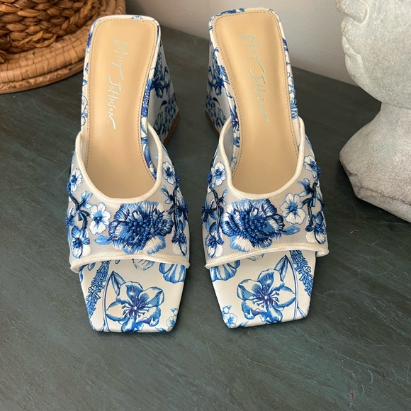 Betsey Johnson ROO BLUE FLORAL heels. Women’s 8 . - Picture 4 of 8
